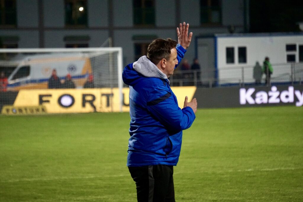 Read more about the article Mariusz Misiura nie będzie trenerem Znicza Pruszków w przyszłym sezonie.