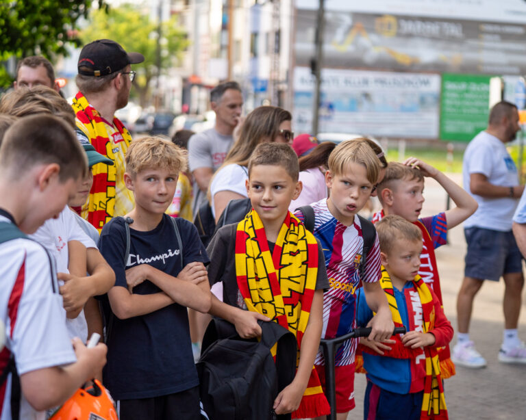 Read more about the article Znicz Pruszków gotowy na sezon 2025/2026! Oficjalna prezentacja drużyny już za nami!