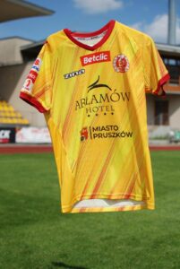 Read more about the article Nowy sezon, nowa jakość. Koszulka Znicza Pruszków na sezon 2025/26