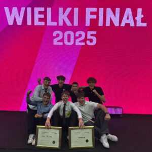 Read more about the article Zawodnicy Akademii Znicza Pruszków zgarnęli dwa Złote Wilki za projekt „Kulki pod lupą”!