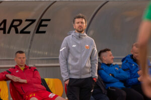 Read more about the article Łukasz Smolarow zostaje w Zniczu. Trener przedłużył kontrakt do 2027 roku